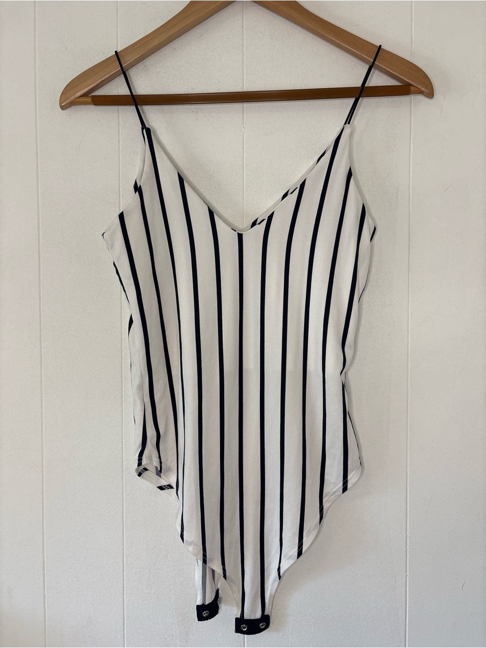 Gaze Black and White Pinstripe Bodysuit Scoop V-Neck XS